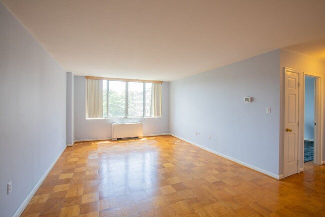 Building Photo - Lovely 1 BR/1 BA Condo in Forest Hills!