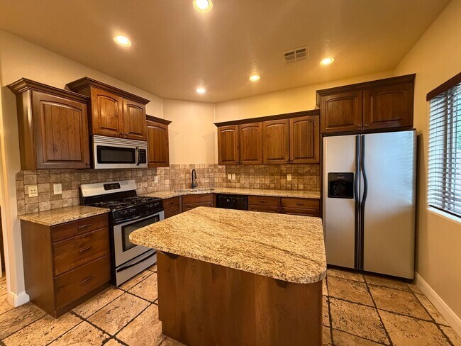 Building Photo - CHARMING TOWNHOME FOR RENT IN ST. GEORGE!