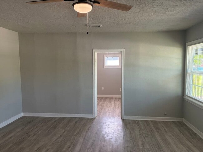 Building Photo - 5962 Belarbor St