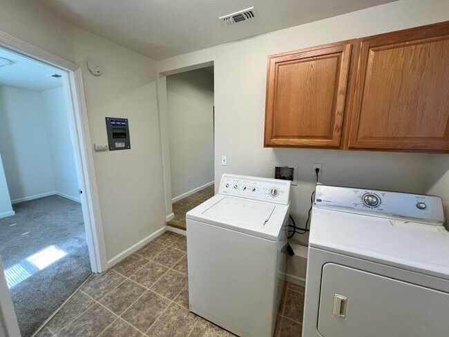 Building Photo - Beautiful 3 bedroom, 1 bathroom home locat...