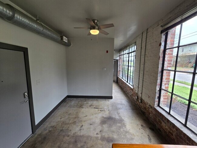 Building Photo - 123 Pine St