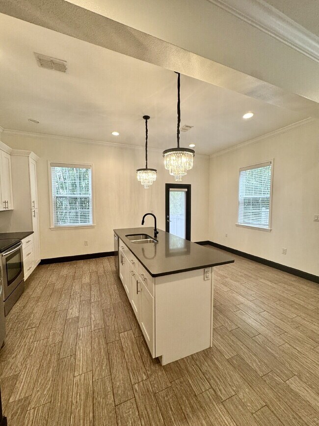 Building Photo - 331 N Trask St