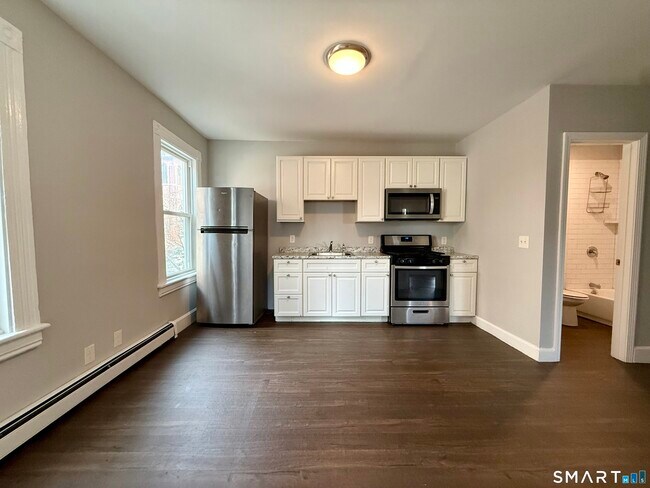 Building Photo - 135 Caroline St