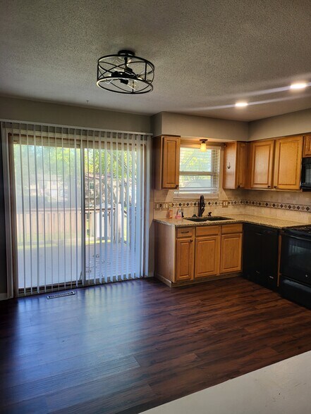 Building Photo - 1210 SE 3rd Ter