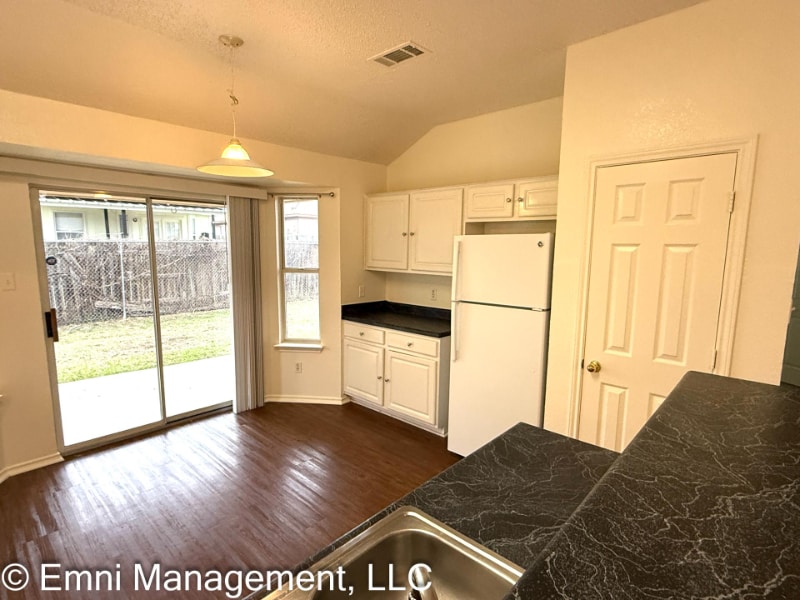 Building Photo - 2207 Garrett Dr