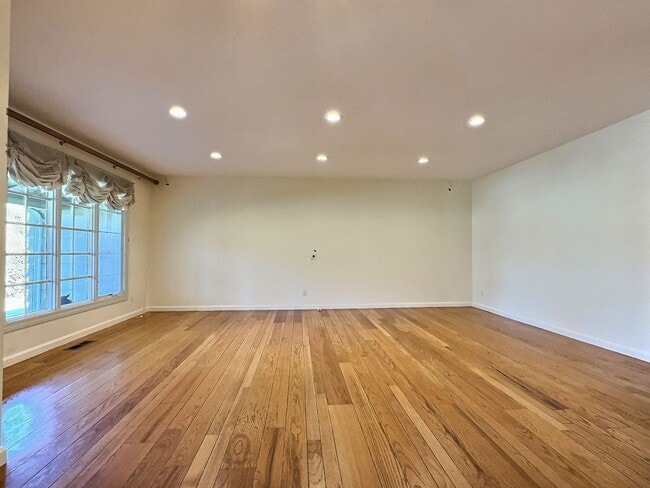 Building Photo - 4BD/2BA – Bright Los Altos cul-de-sac home near top-rated schools