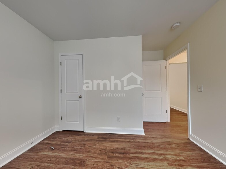 Building Photo - 16 Cherry St