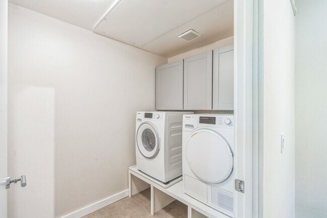 Building Photo - 2 Bed / 2 Bath Townhome at Biltmore, Palm ...