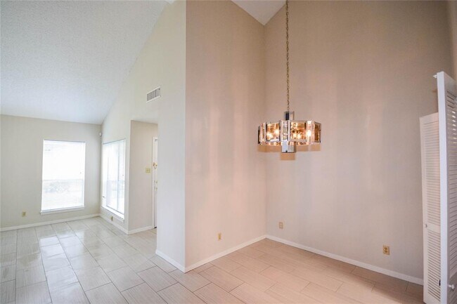 Building Photo - 9262 Westwood Village Dr