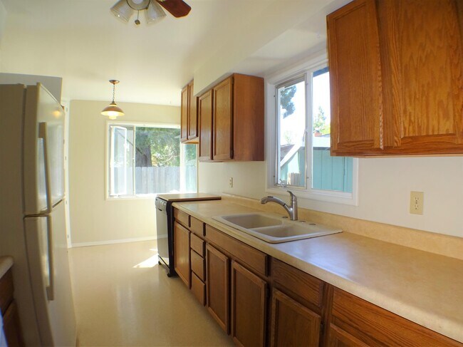 Building Photo - 886 Lynn Ln