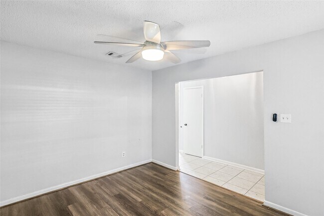 Building Photo - 2719 Meadow Ln