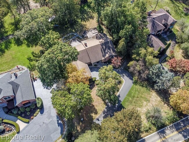 Building Photo - 135 W Hickory Grove Rd
