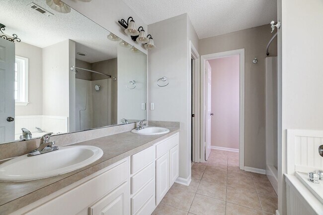 Building Photo - Beautiful Custom Home on Golf Course