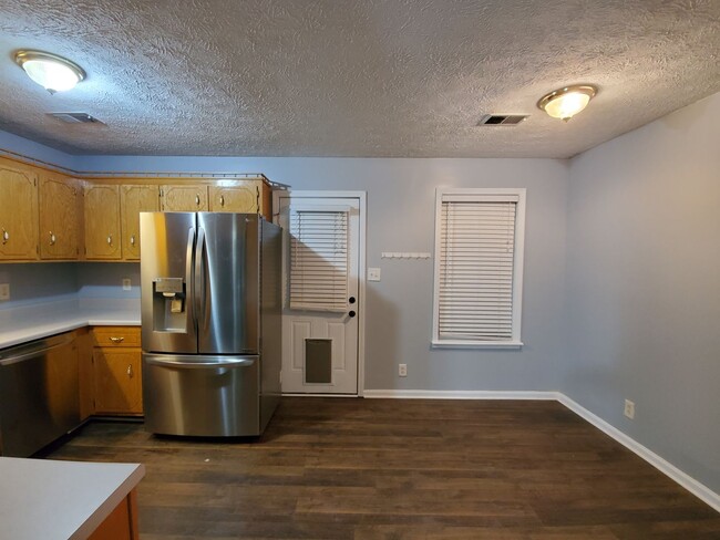 Building Photo - $1250 - 3 Bedroom 1 Bath Home offering Sunroom!