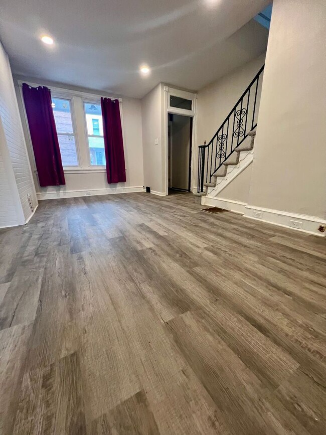 Building Photo - Newly Renovated 3-Bedroom Townhome! Available NOW!