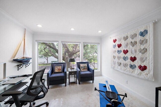 Building Photo - 8944 Chatsworth Dr