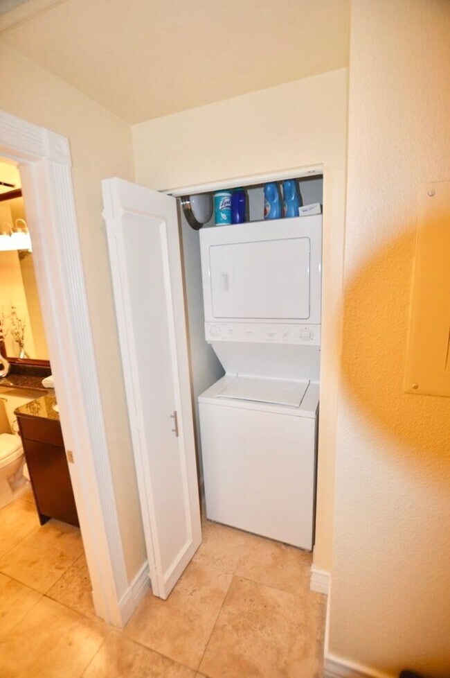 Building Photo - Meridian Luxury 1 Bed/1Bath Condo in Resort Style Community.