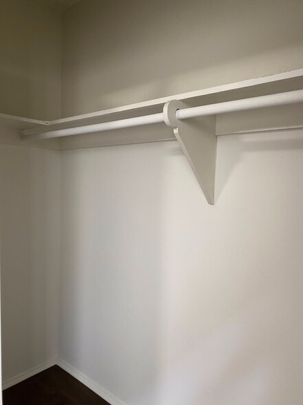 Building Photo - 911 N Harper Ave