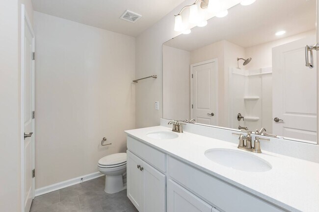 Building Photo - Three Bedroom End Unit Home!