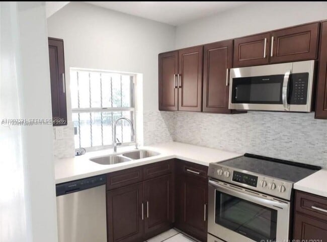 Building Photo - 3040 SW 77th Ct