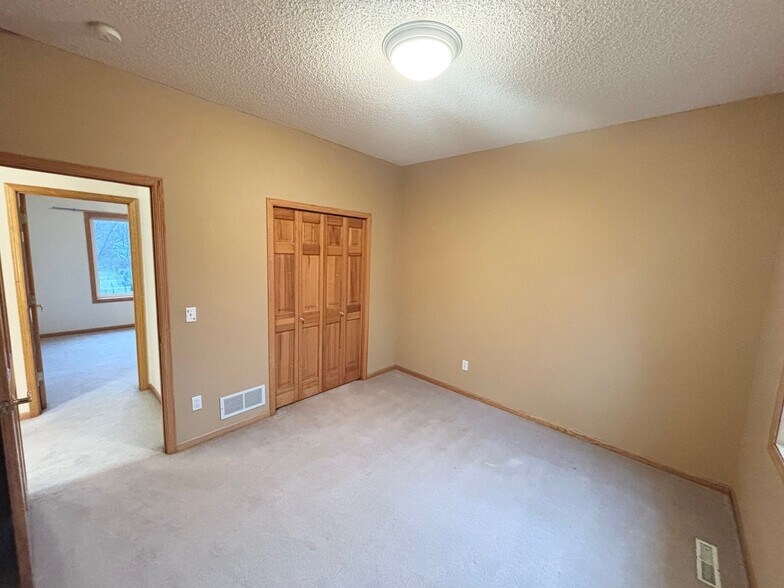 Building Photo - 15014 Valley View Pl