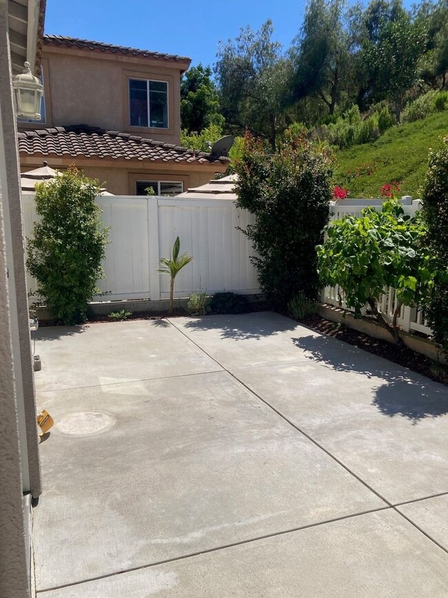 Building Photo - 3 bedroom 2.5 bath home Las Flores
