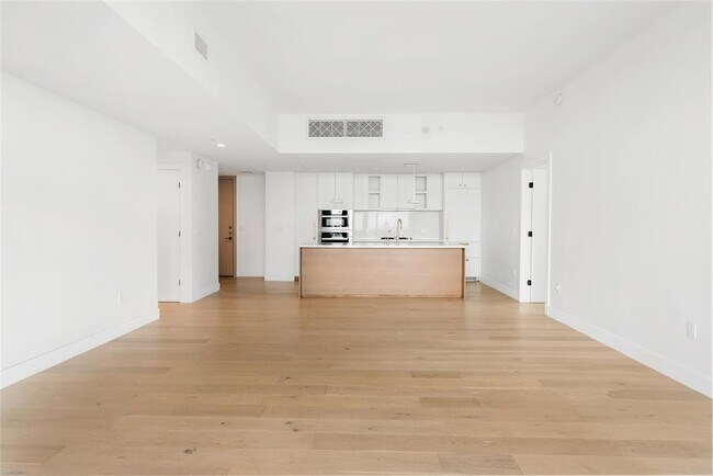 Building Photo - 70 Rainey St