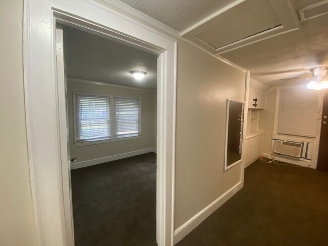 Building Photo - colonial5705