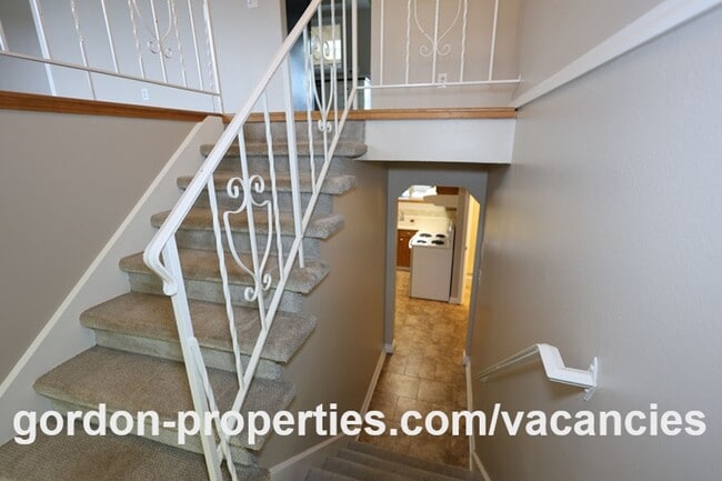 Building Photo - NE 22nd Ct - Gresham 4 bedroom split level home