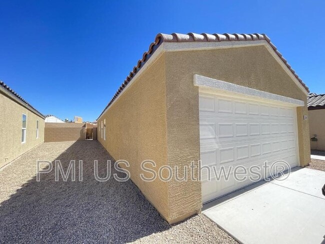 Building Photo - 2406 Village Dr
