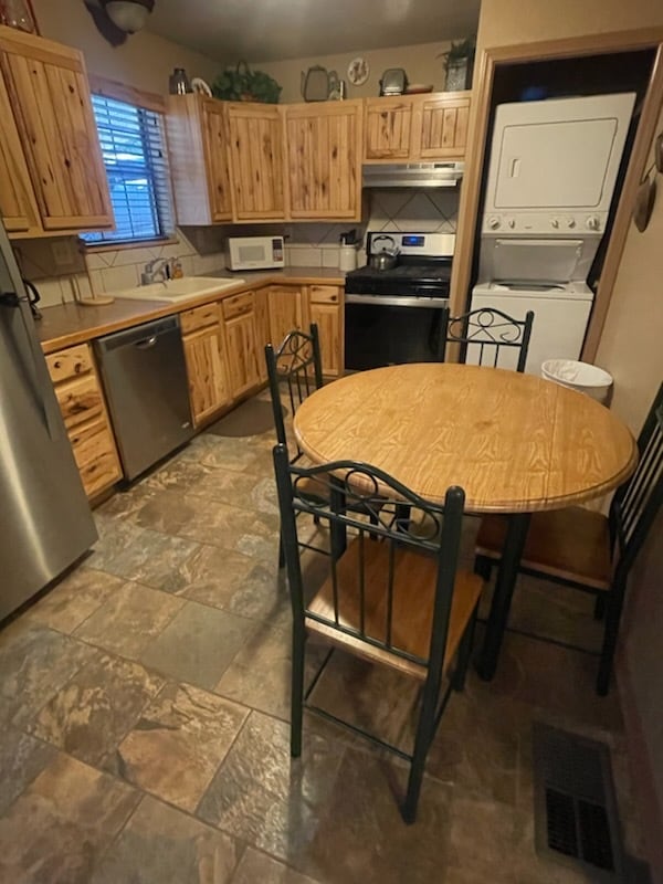 Building Photo - 110 Hart Ave