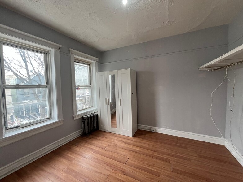 Building Photo - 104 Romaine Ave