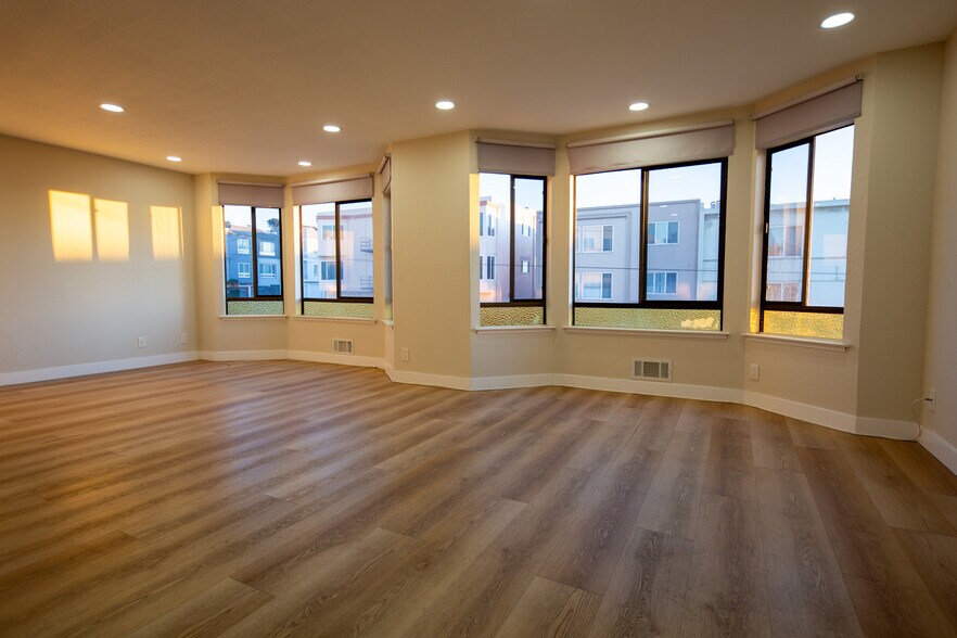 Building Photo - 3320 Judah St