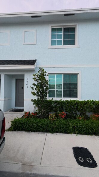 Building Photo - 1040 NW 5th Ter