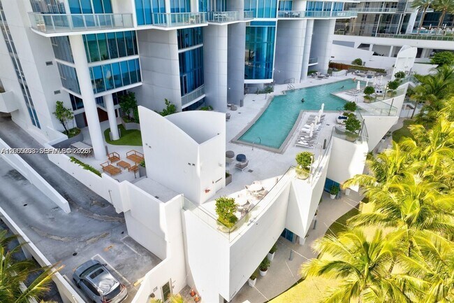 Building Photo - 17001 Collins Ave