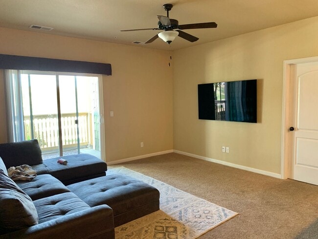 Building Photo - First Floor Condo by Equalizer Lake!