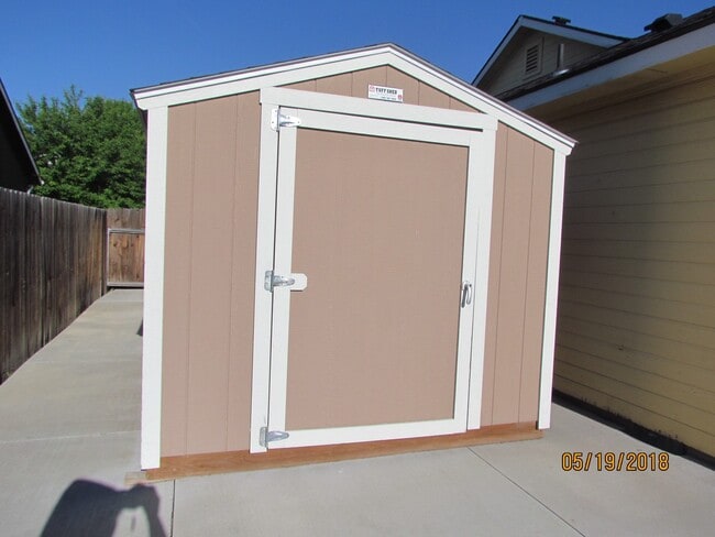 Building Photo - 4 bedroom 2 bath + Bonus Room home and nei...