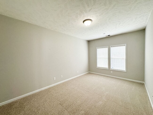 Building Photo - Gorgeous 2 Bed, 2 Bath End Unit Townhome
