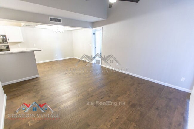 Building Photo - 10610 S 48th St