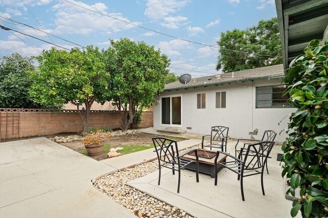 Building Photo - 5651 N Bryn Mawr St