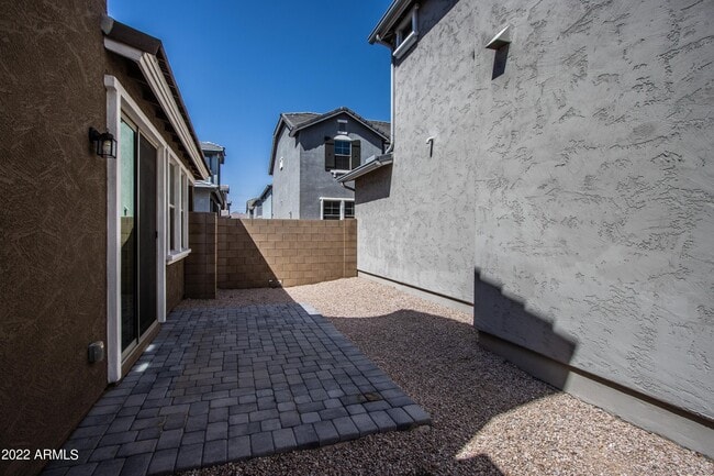 Building Photo - 261 N Sandal