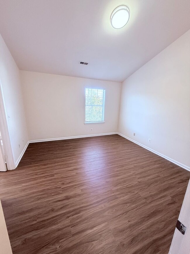 Building Photo - Luxury End Unit Townhome