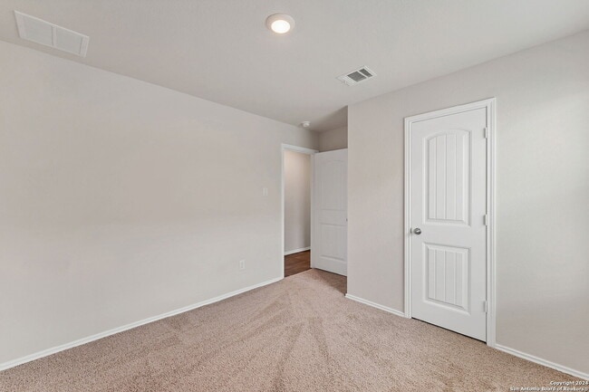 Building Photo - 140 Fireoak Dr
