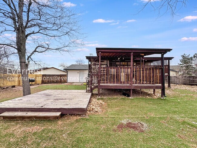 Building Photo - 3 Bed/2 Bath Home with Garage & Fenced Yard