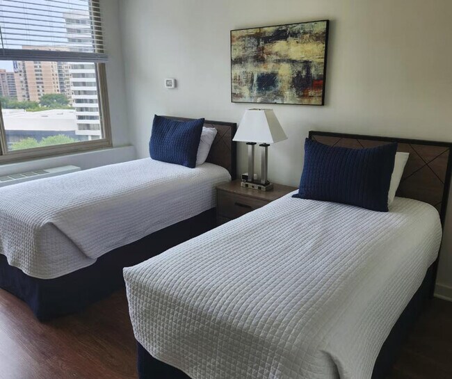 Building Photo - 1600 S Eads St