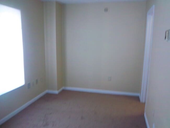 Building Photo - 1600 Park Cir