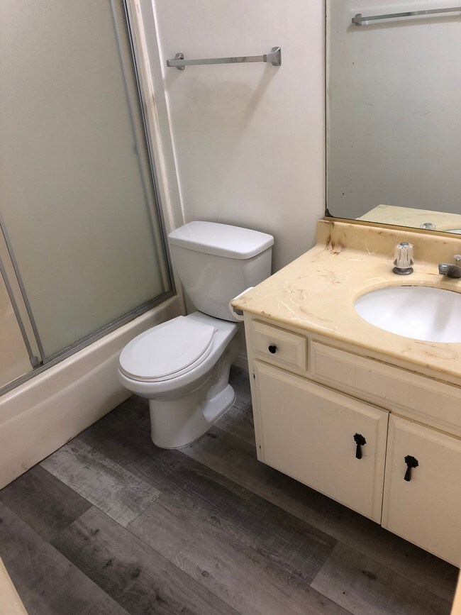 Bathroom - 1914 Corinth Ave