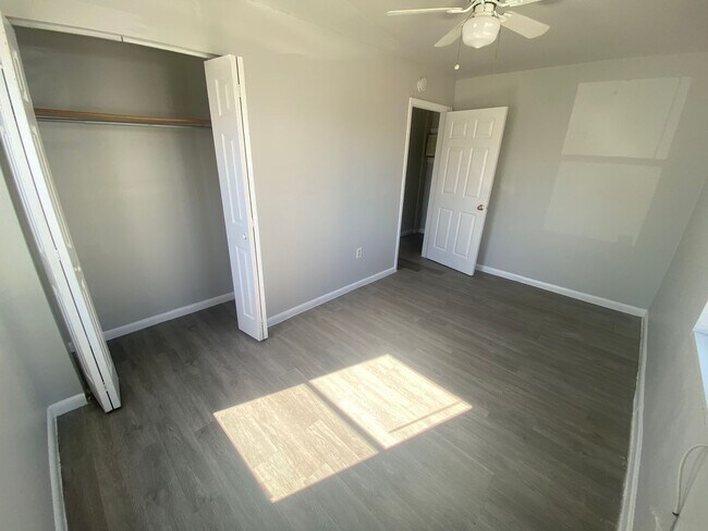 Building Photo - 920-920 11th Ave N