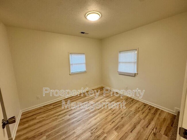 Building Photo - 3622 Vivian Ln