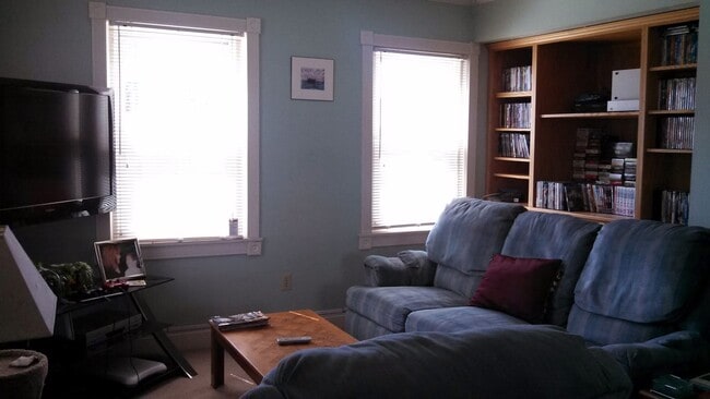 Building Photo - Spacious, Family Friendly, In-Town Home